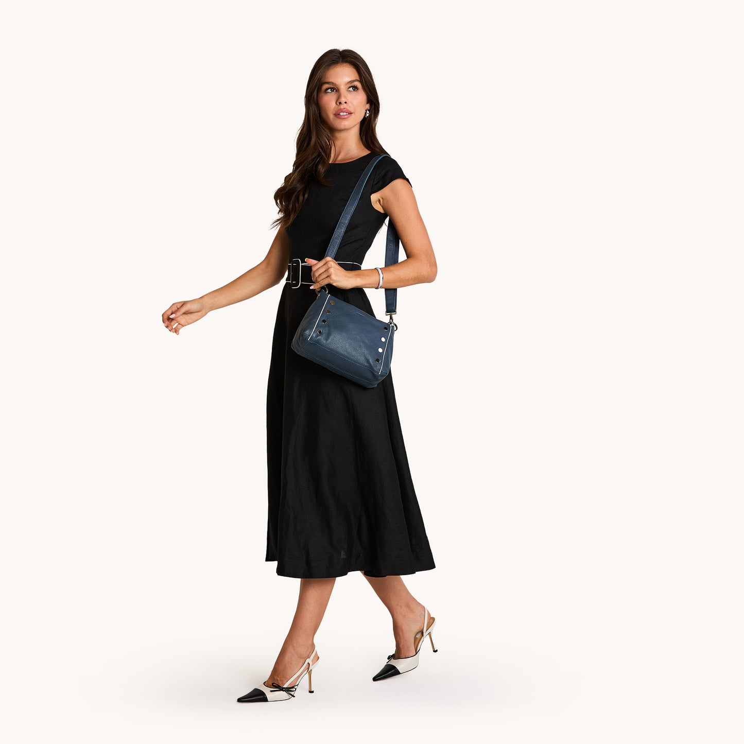 Model height is 5'9.5''