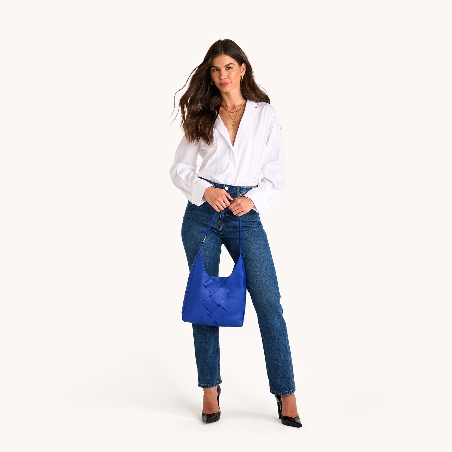 Model height is 5'9.5''