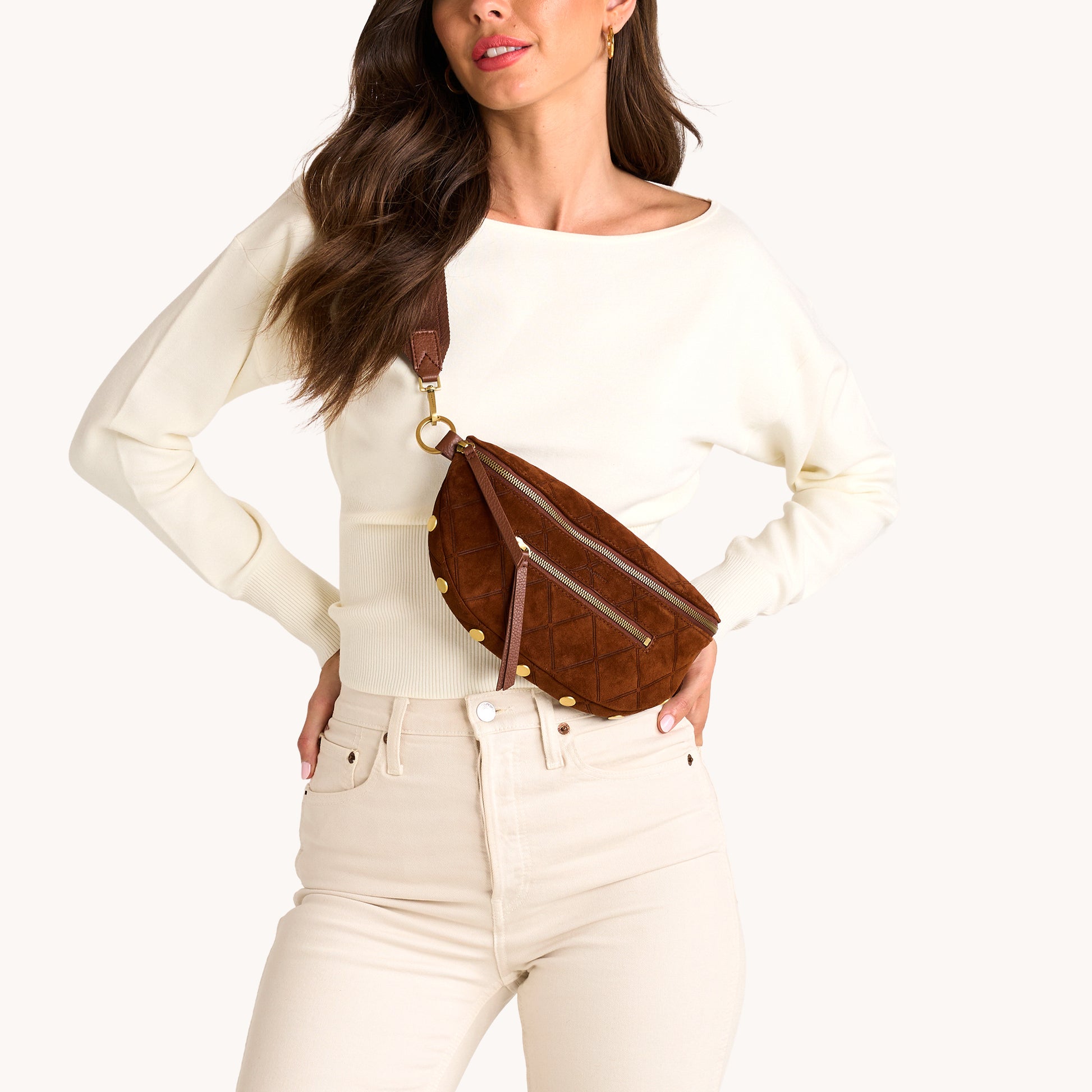 Charles-Crossbody-Med-Choco-Diamond-S-AG-Model-View