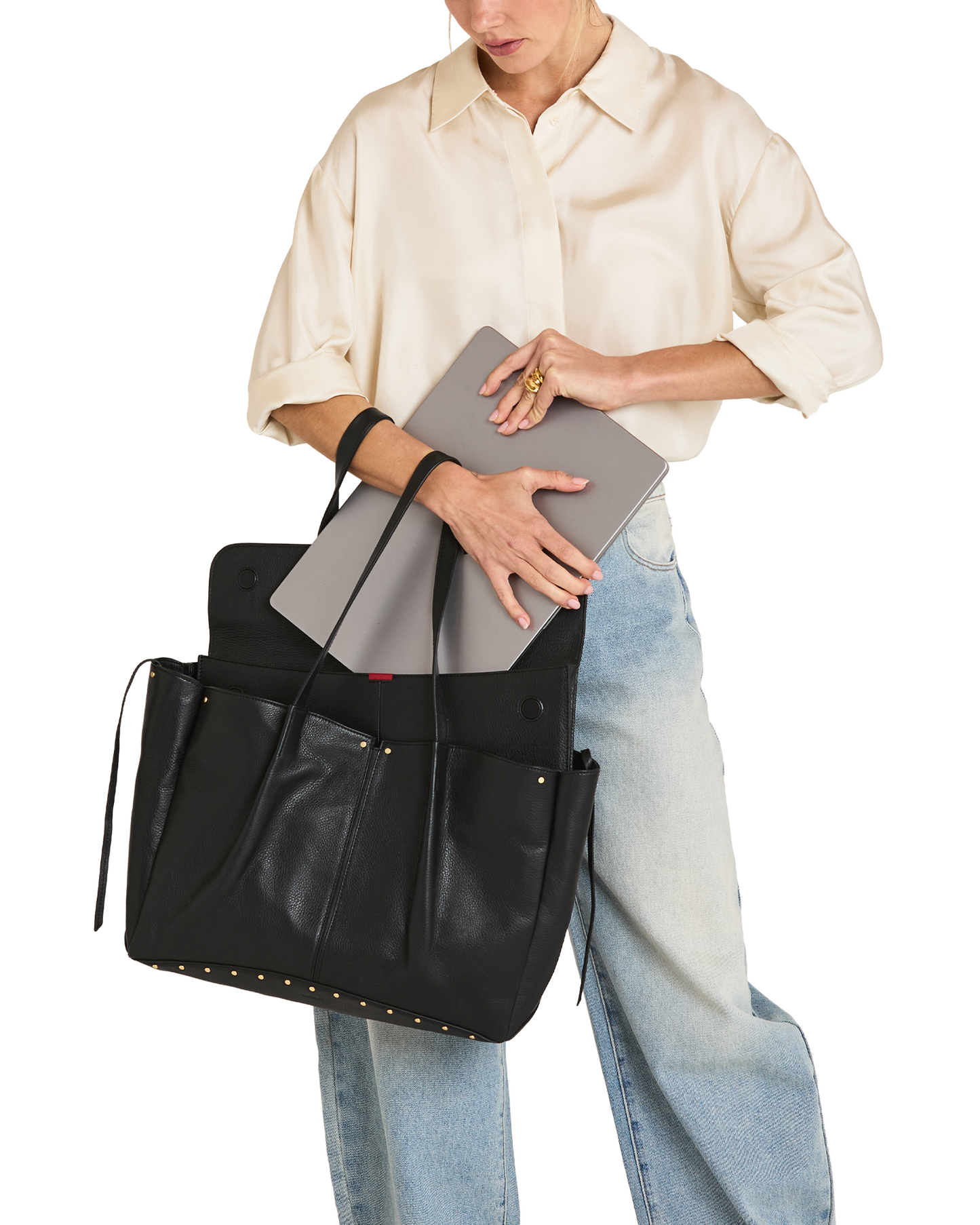 Miranda-Laptop-Sleeve-16-Black-BG-Model-View-2
