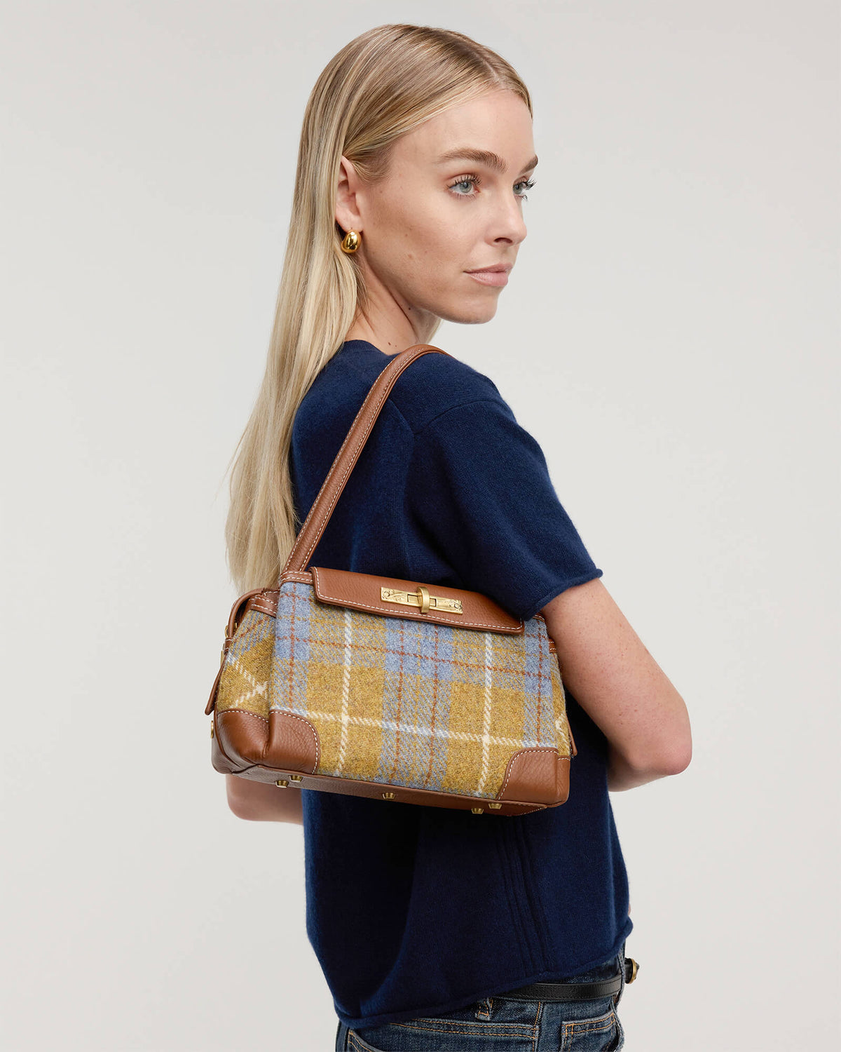 Charlotte-Med-Highlands-Tweed-AG-Model-View
