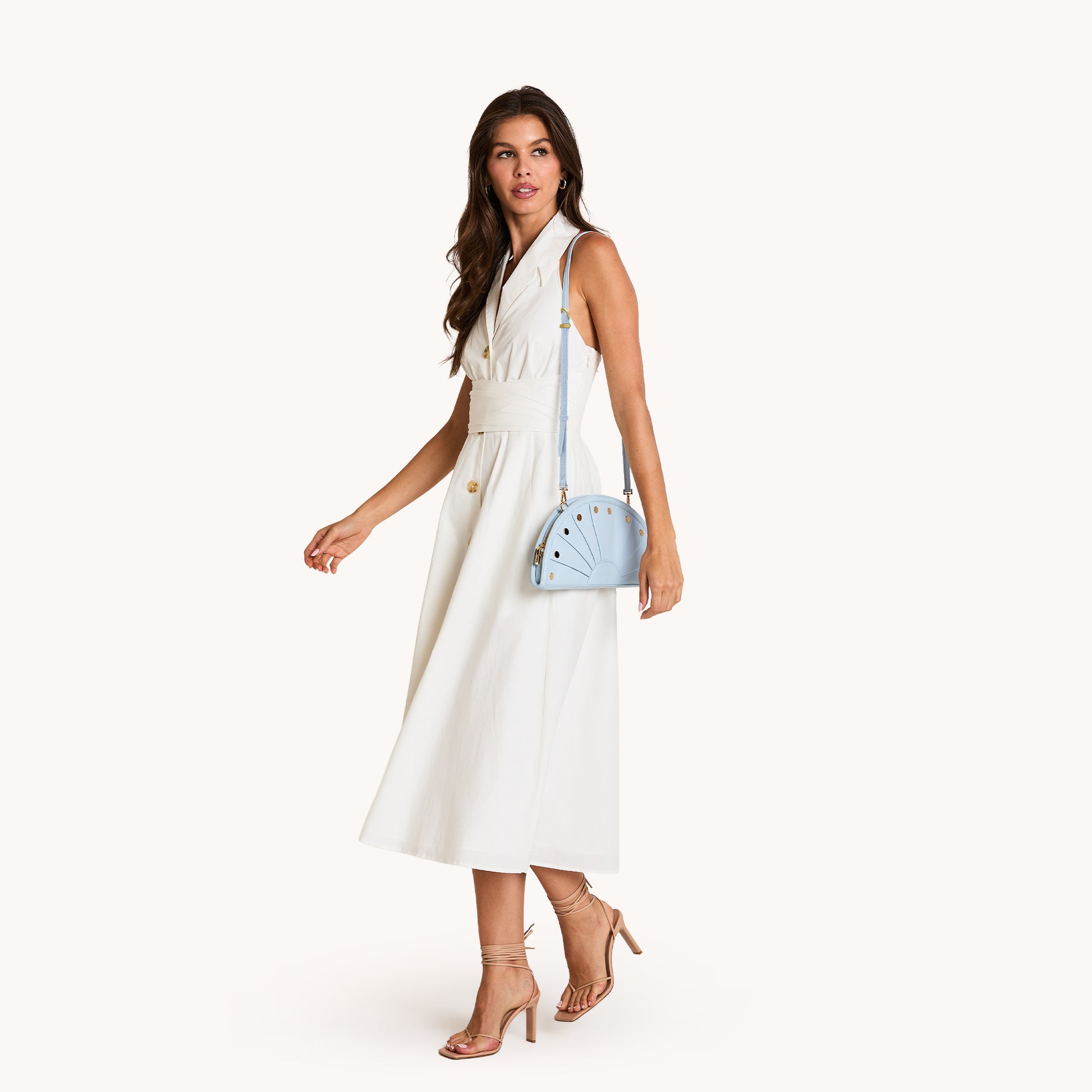 Model height is 5'9.5''