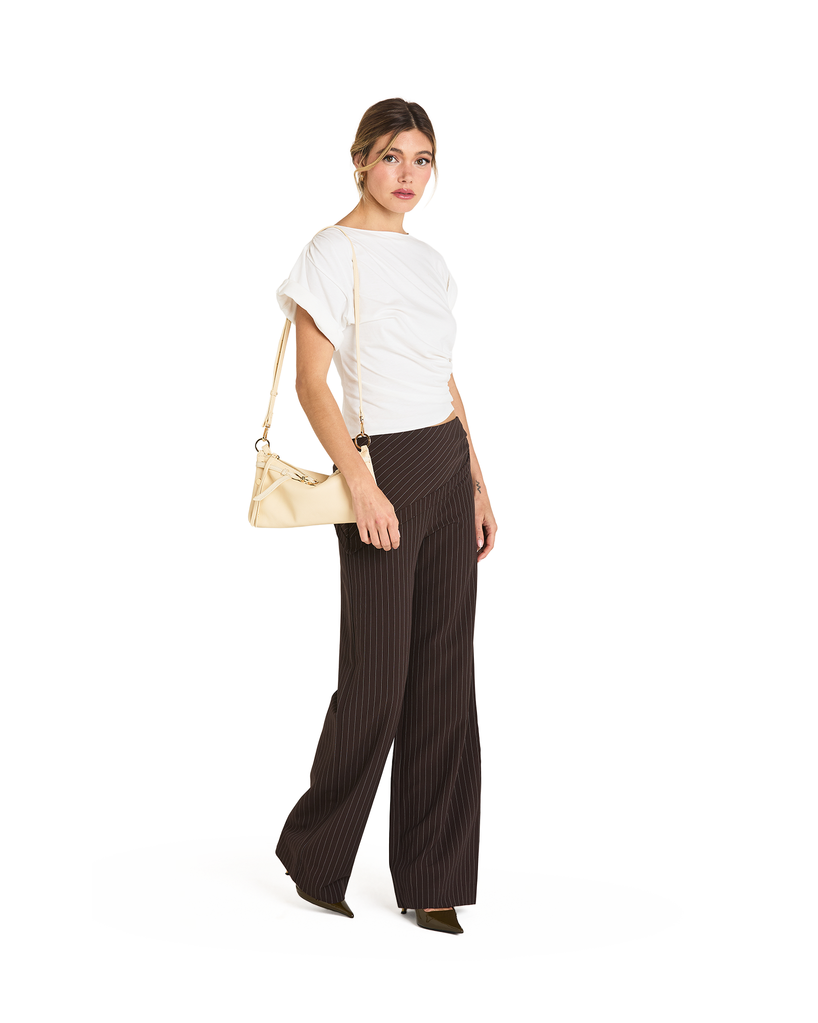 Model height is 5'9''