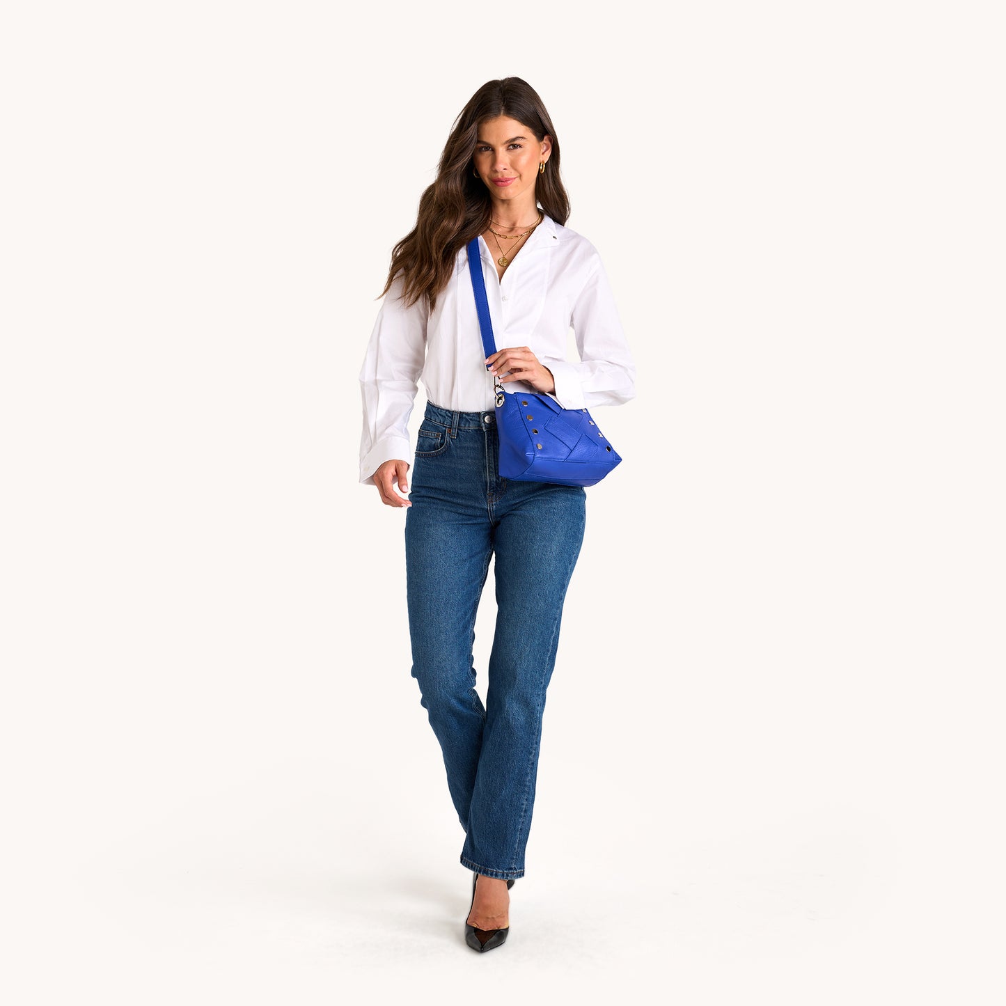 Model height is 5'9.5''