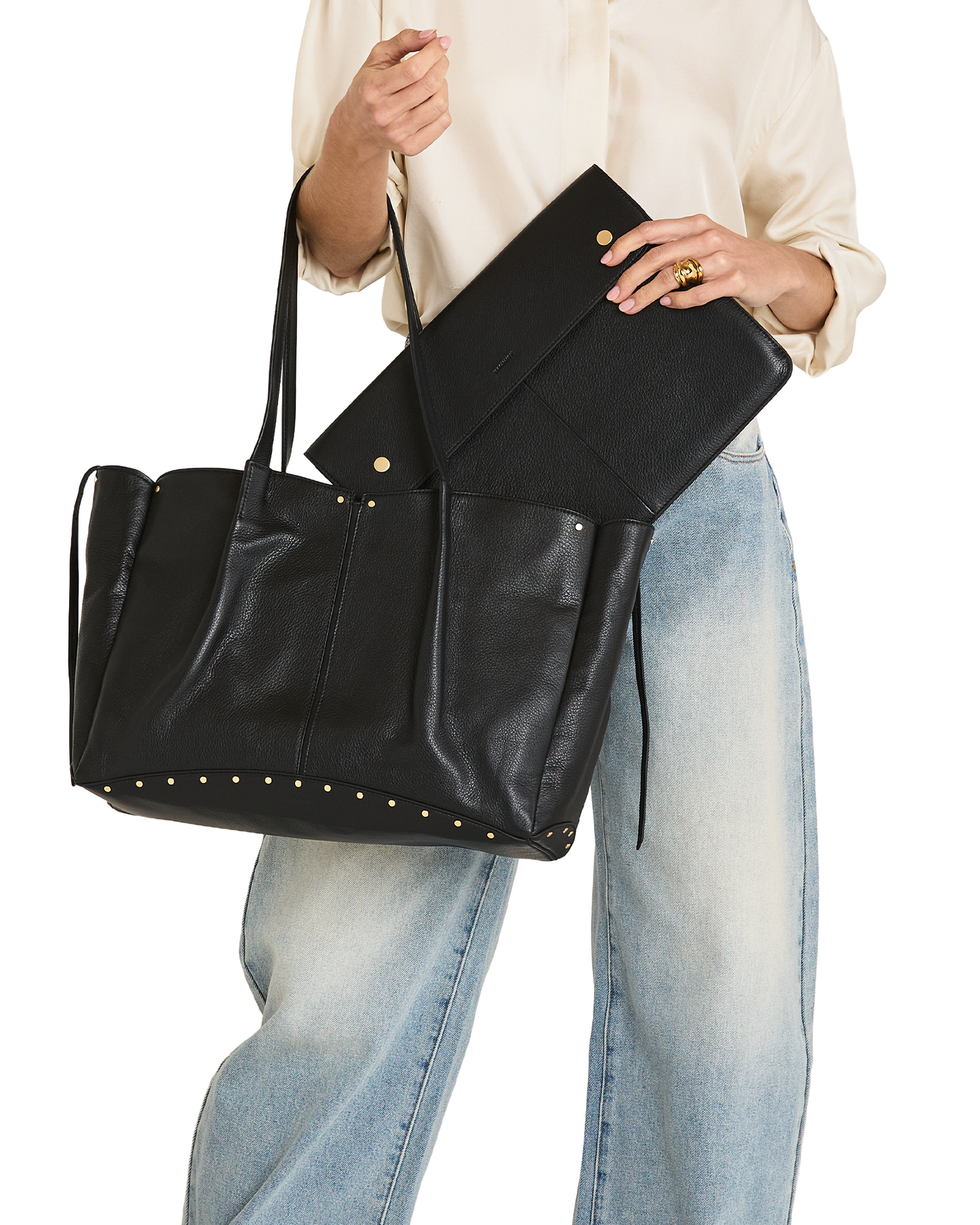 Miranda-Laptop-Sleeve-16-Black-BG-Model-View-3