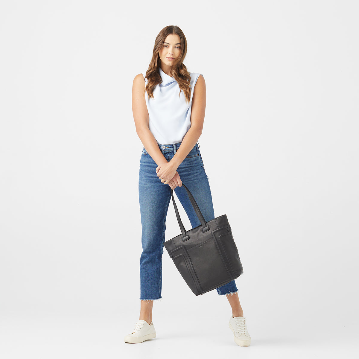 Otis-Tote-Black-Model-View-2